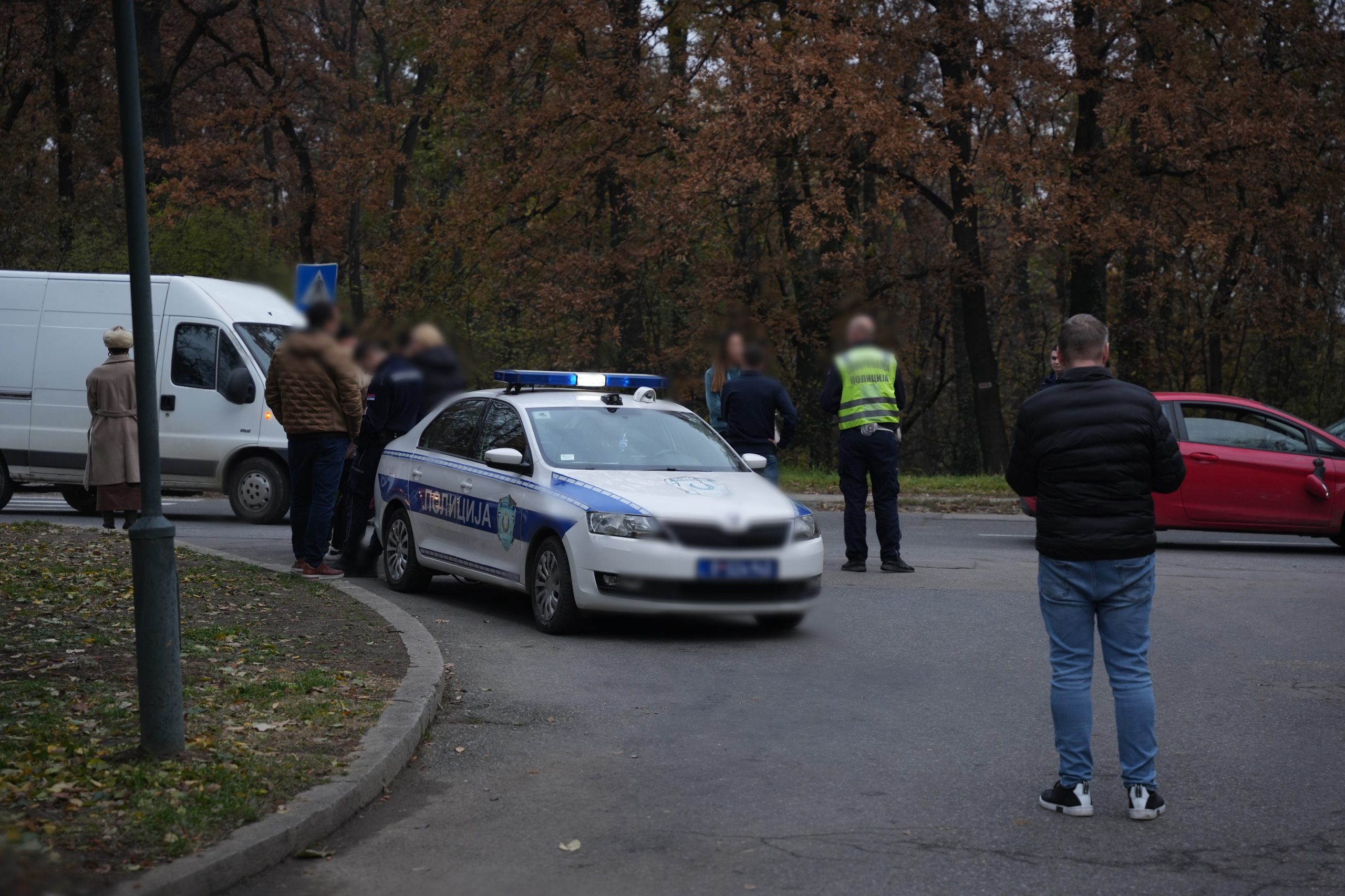 Oglasila se zvezda Granda čija je mama udarena na pešačkom prelazu i otkrila u kakvom je stanju: "U bolnici je" 5 mamu zvezde granda udario auto