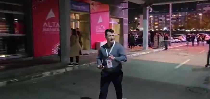 Dečko Tanje Savić uhvaćen ispred Arene, evo šta radi pred početak koncerta VIDEO 5 muki u