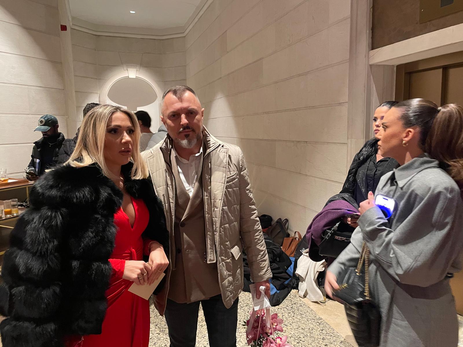 Supruga Nenada Manojlović ponovo u javnosti: Ovo je lepa Jelena koja je ukrala pevačevo srce (FOTO) 6 nenad manojlovic zena 1