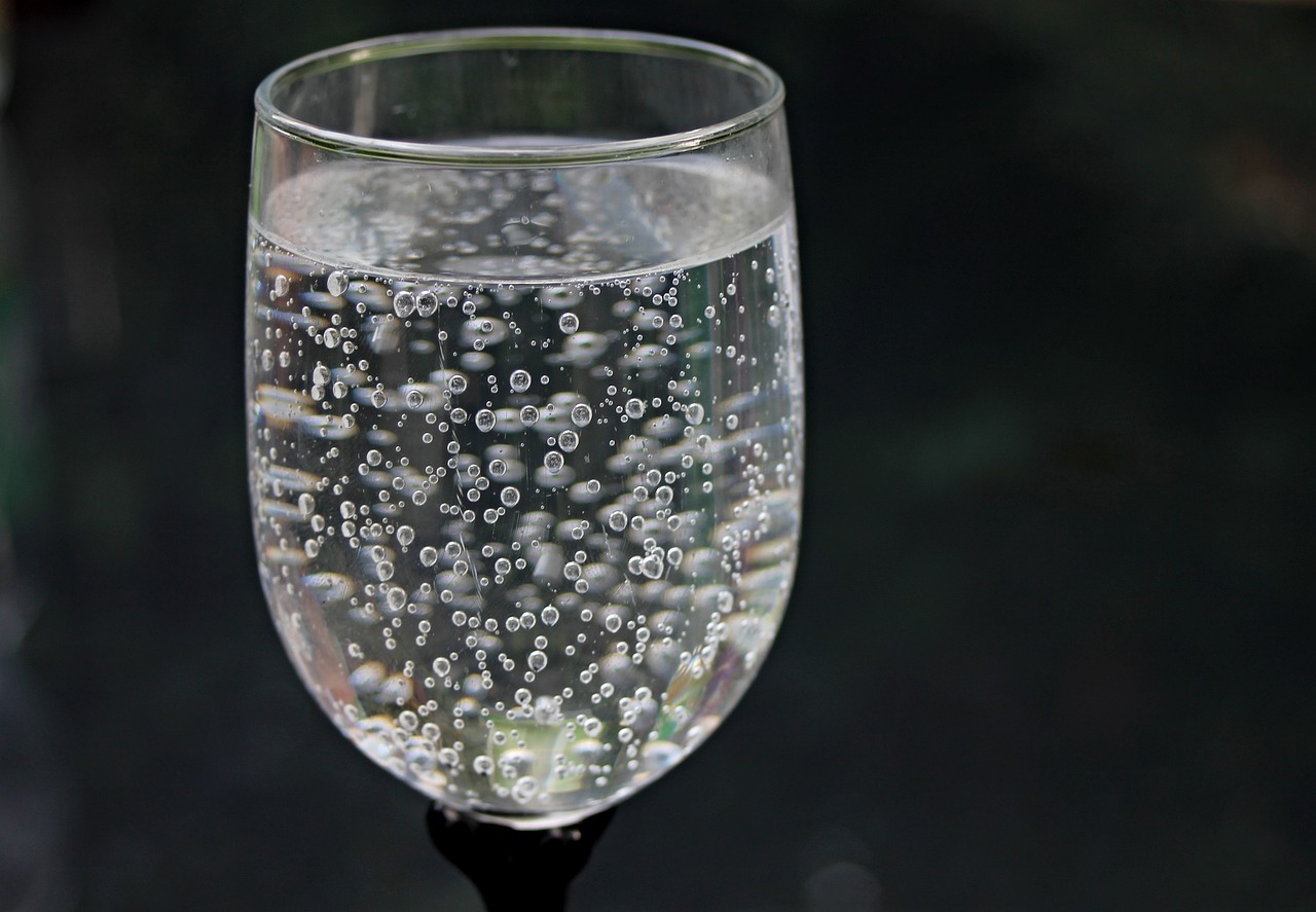 water glass 2686973 1280