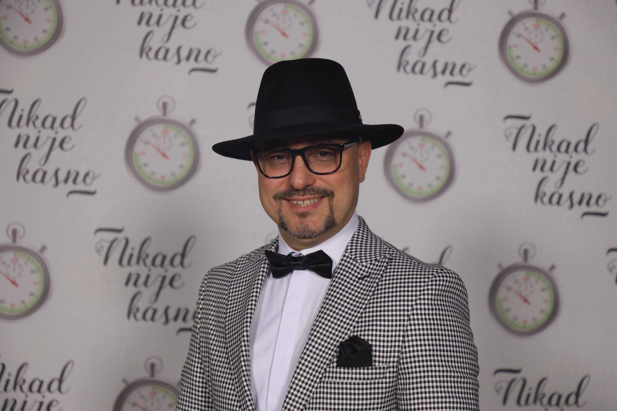 Andrija Stanojević otkrio priču koja stoji iza neobičnog nadimka, pa priznao kako je iznenadio suprugu: "Ne znam da li je najluđe" VIDEO 9 ANDRIJA STANOJEVIC MR. ADIKA 45 GOD. BEOGRAD 1 1