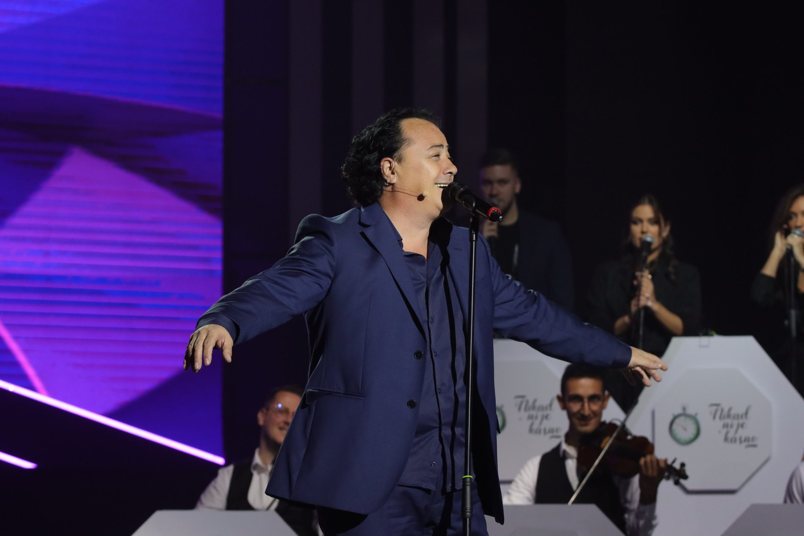 Svi znate hit "Čudna žena beše vera", a evo kako izgleda pevač koji je peva: Povukao se sa scene, danas ga ne biste prepoznali (VIDEO) 7 EDO ABDOVIC NNK SNIMANJE 30102024 FOTO MUNJA 19