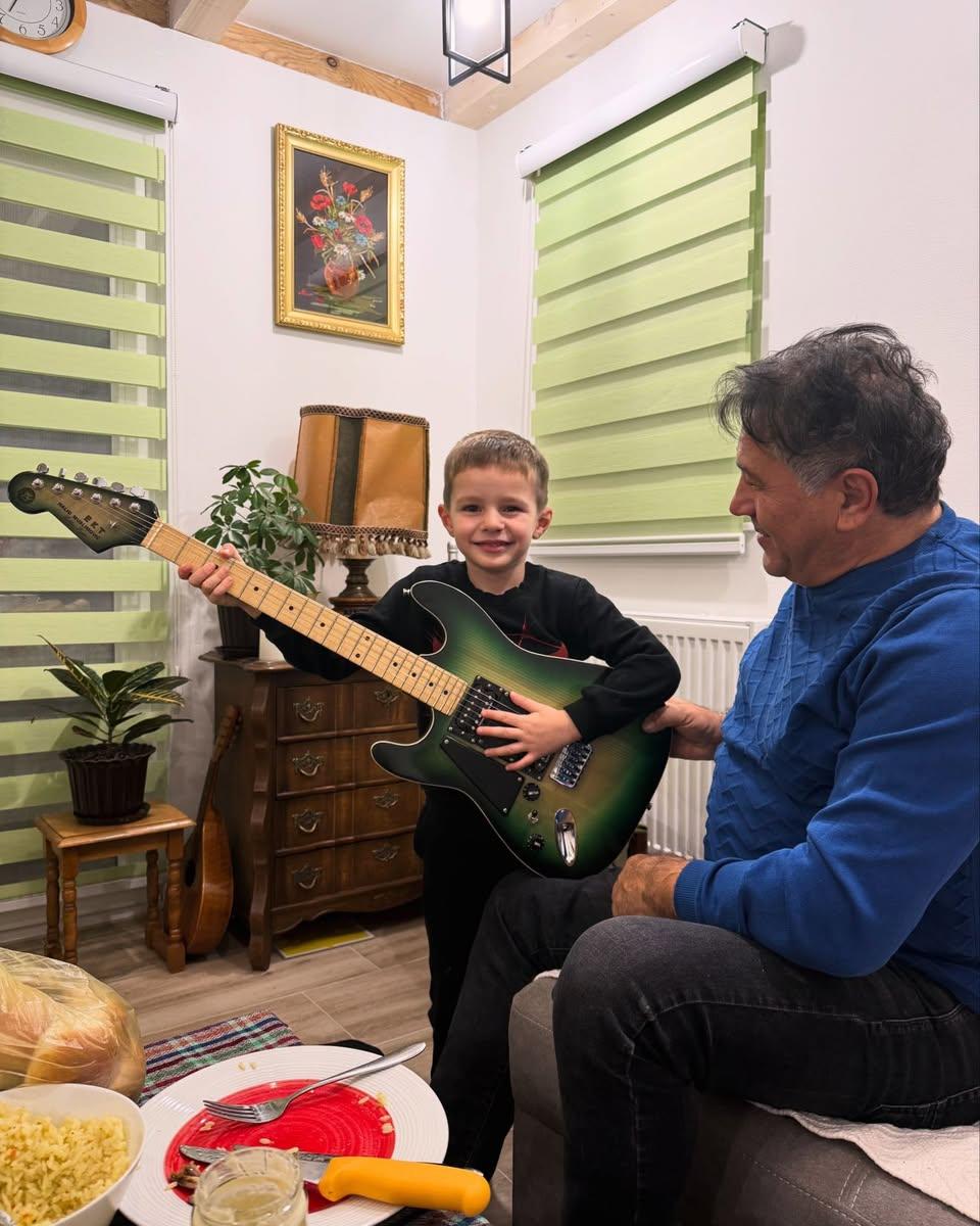 Dedina slika i prilika: Unuk Halida Muslimovića pokazao talenat za muziku 9 IMG 20241209 125226 118