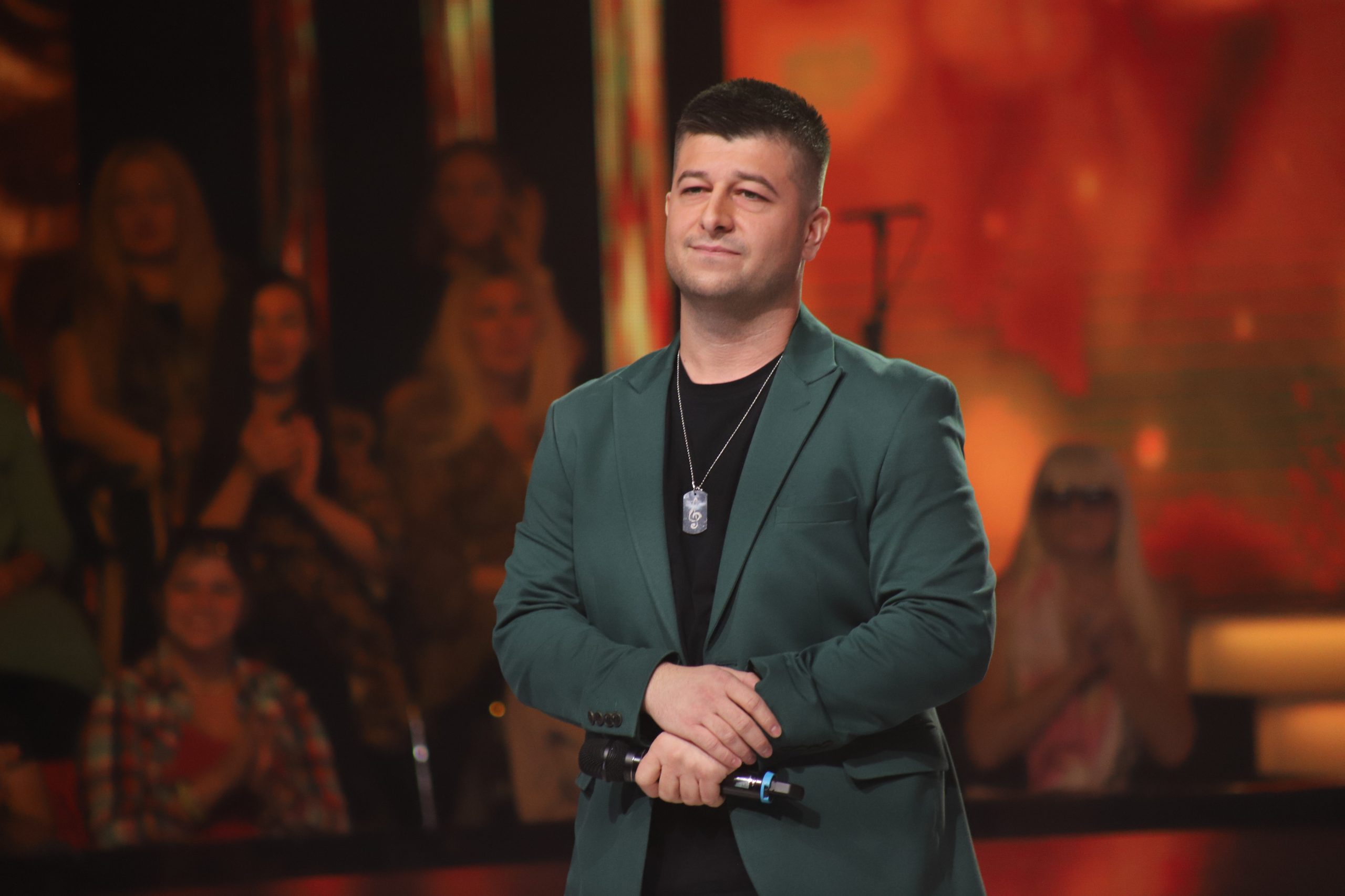 Skinuo beli mantil, pa se latio mikrofona: Doktor u ''Zvezdama Granda'' fascinirao žiri 6 Ahmed Dautbašić u Zvezdama Granda