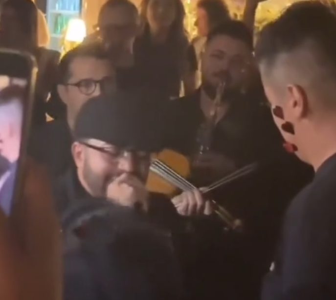 Emotivni trenuci na proslavi 1. rođendana sina Marije Šerifović: Adil zapevao "Sine moj", Verica drži ćerku za ruku i ljubi je VIDEO 6 Screenshot 2024 12 04 082305