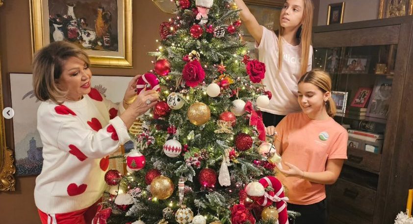 Počela trka za najlepšu jelku: Poznati okitili domove, neki gala, neki samo jedan ukras FOTO 11 Screenshot 2024 12 09 144812 e1733752514564