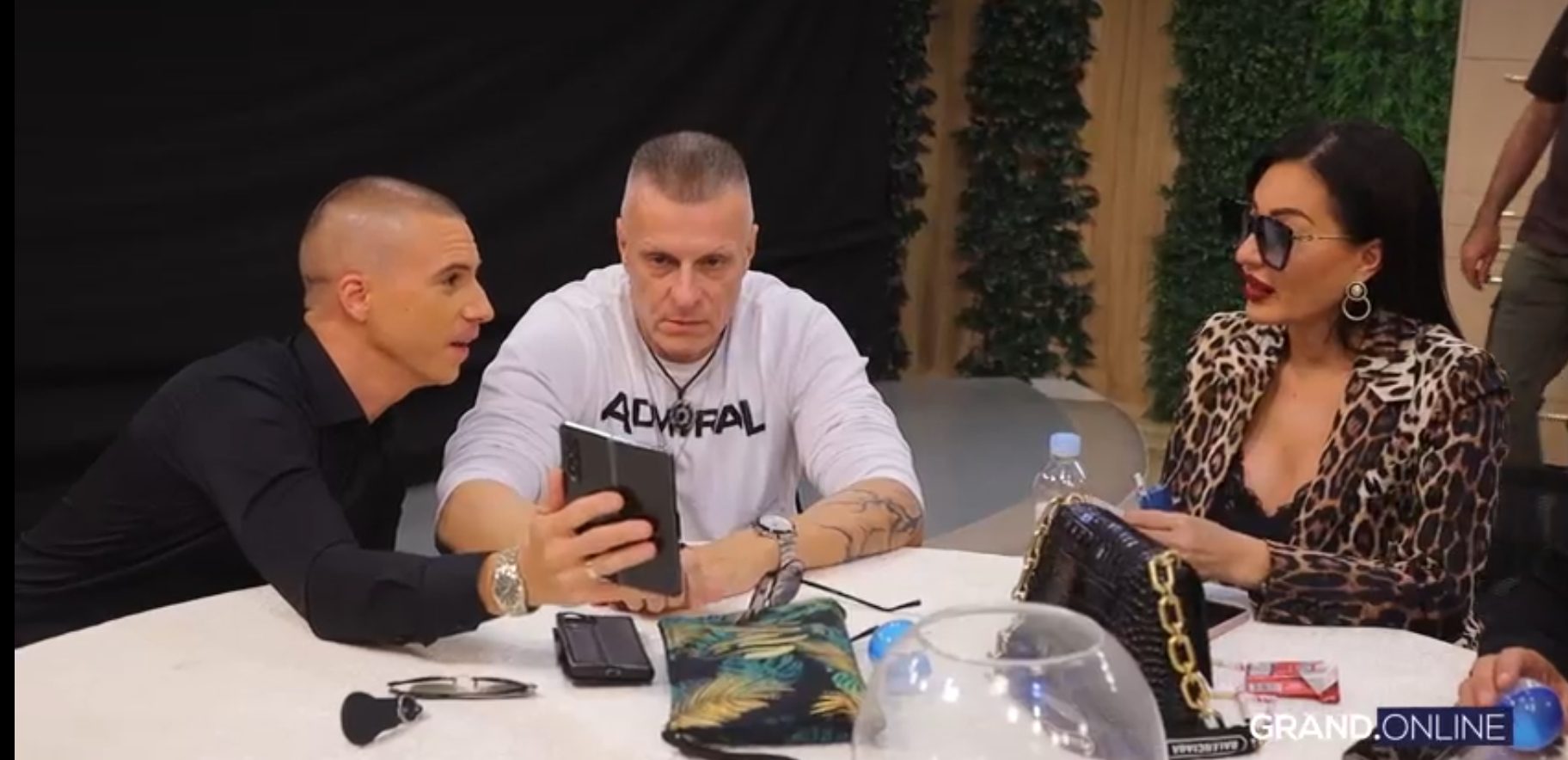 Njih dvoje su najveće iznenađenje u bekstejdžu, evo ko će večeras ulepšati "Zvezde Granda" VIDEO 7 Screenshot 2024 12 20 121729