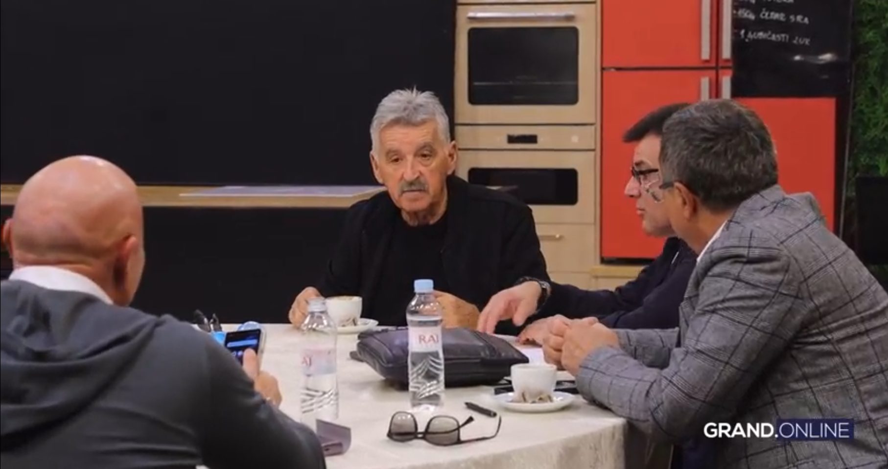 Njih dvoje su najveće iznenađenje u bekstejdžu, evo ko će večeras ulepšati "Zvezde Granda" VIDEO 5 Screenshot 2024 12 20 122651