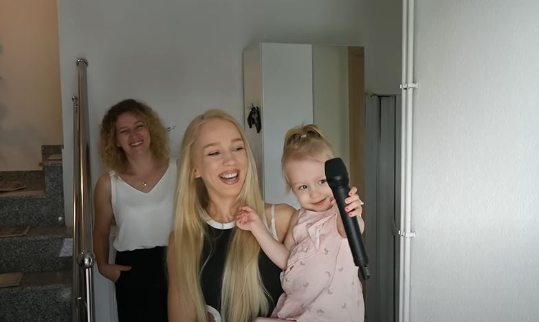 Kuća okružena proplankom, a unutra muzički studio: Ovo je raj u kome je odrasla Đula Drini VIDEO 6 Đula Drini ćerka