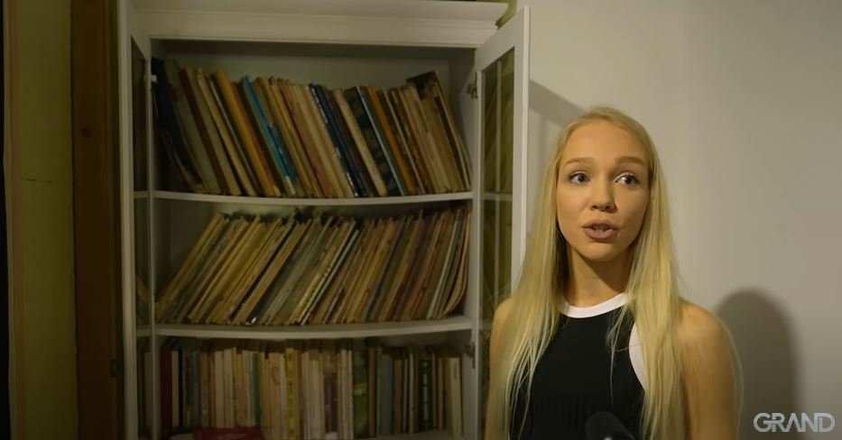 Kuća okružena proplankom, a unutra muzički studio: Ovo je raj u kome je odrasla Đula Drini VIDEO 15 djula drini studio