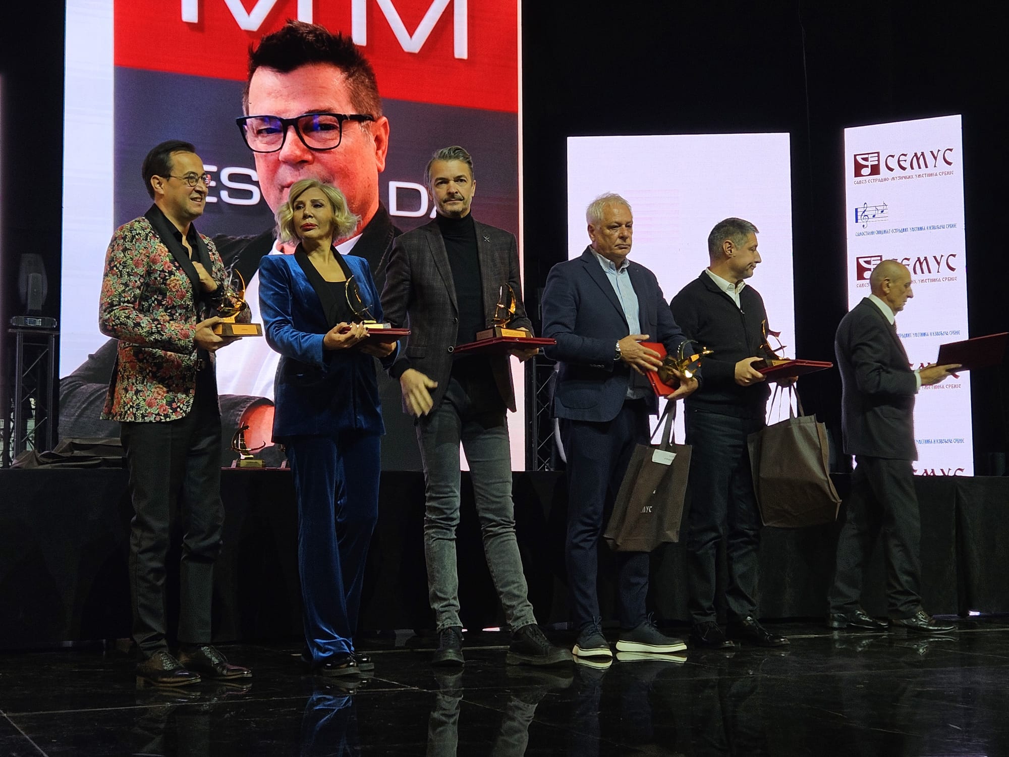 Emisija "Nikad nije kasno" i "Grand" produkcija nagrađene za izuzetan doprinos estradno muzičkoj delatnosti (VIDEO) 6 Nagrada emisiji Nikad nije kasno
