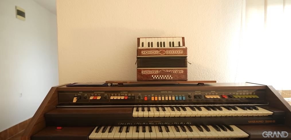 Kuća okružena proplankom, a unutra muzički studio: Ovo je raj u kome je odrasla Đula Drini VIDEO 13 kuca djule drini 8