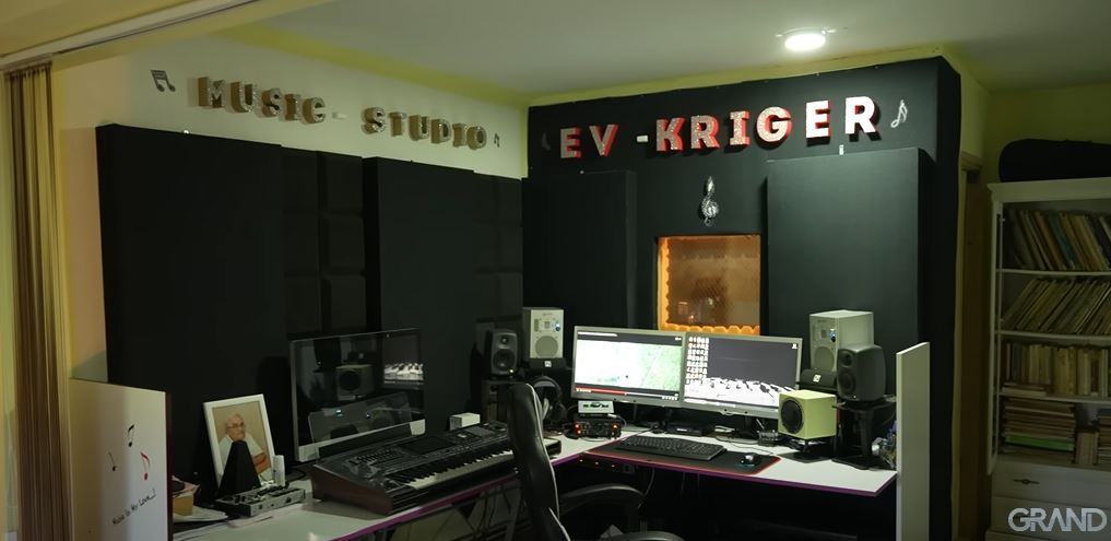 Kuća okružena proplankom, a unutra muzički studio: Ovo je raj u kome je odrasla Đula Drini VIDEO 14 Muzički studio Đule Drini