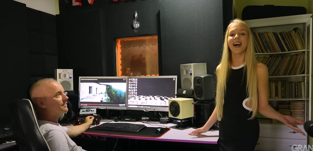 Kuća okružena proplankom, a unutra muzički studio: Ovo je raj u kome je odrasla Đula Drini VIDEO 16 Đula Drini peva sa ocem