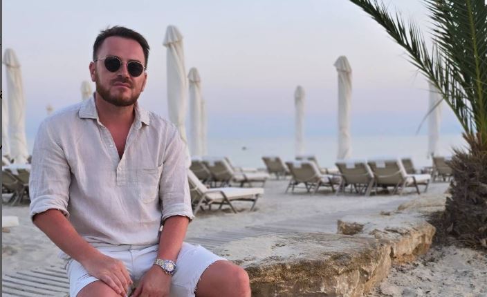 "Morao sam da se branim" Pevač se našao usred tuče zbog bakšiša: "Vređali su moje kolege" 7 samo bob