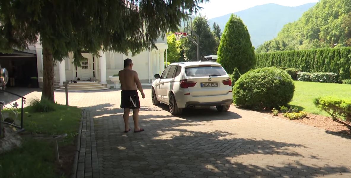Velelepna vila sa bazenom u srcu Sarajeva: Ovo je kuća Šerifa Konjevića za koju kažu da je najlepša u Bosni (FOTO) 6 serif kuca 18