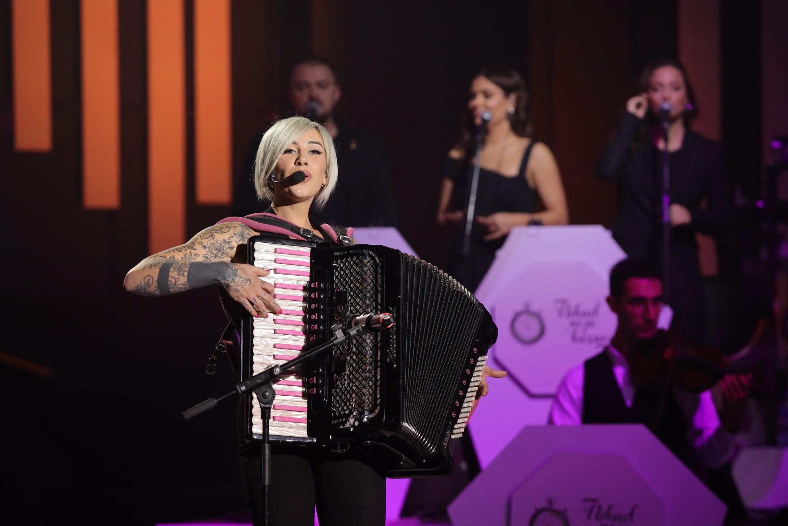 Od urbane devojke kratke roze kose, do prave platinaste bombe: Ovako danas izgleda Stela Rade 7 stela rade 3