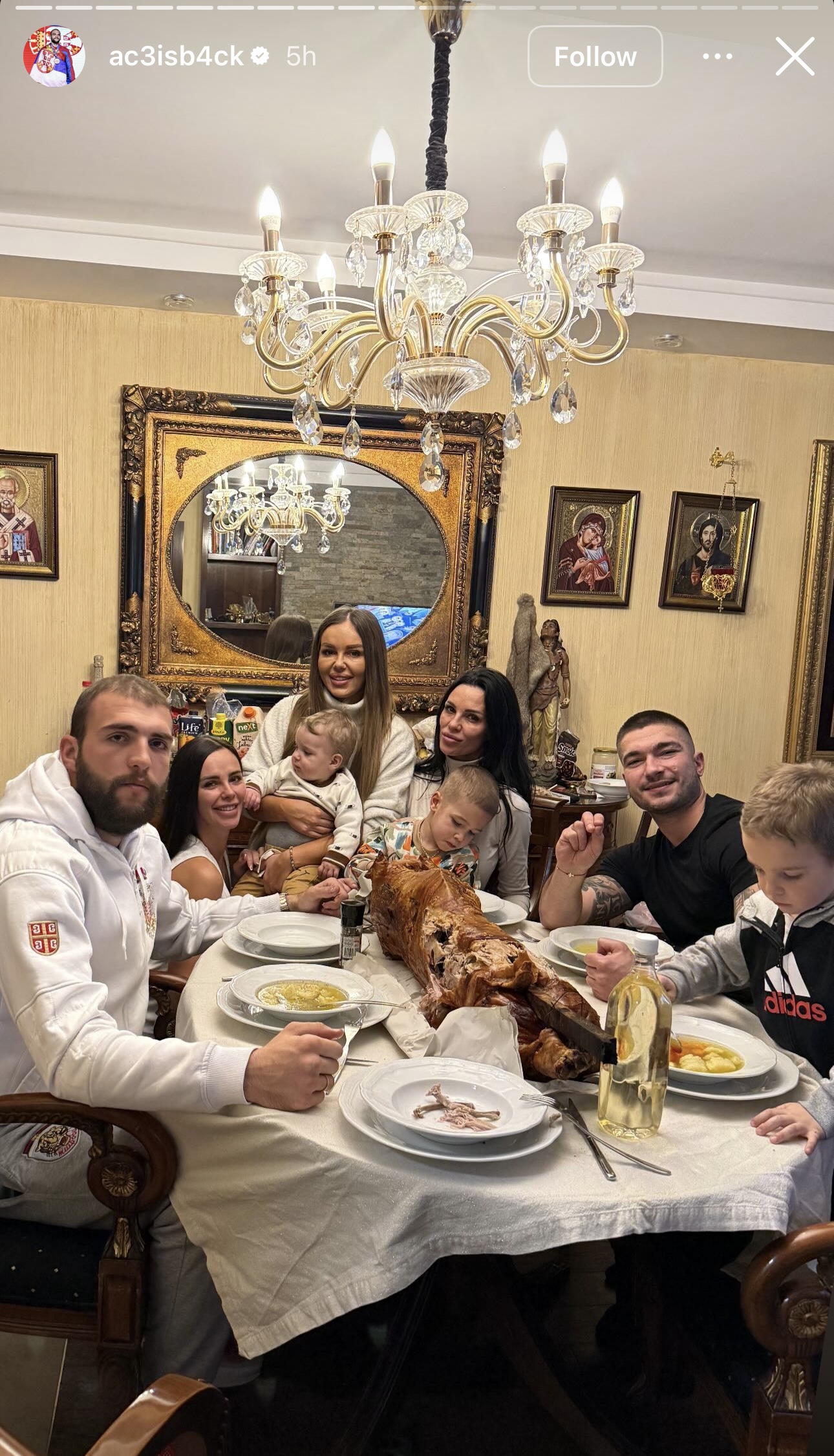 Ražnatovići i Šijani proslavili Božić zajedno: Sestre Rodić sa sinovima, a na stolu pečeno prase (FOTO) 6 IMG 3410