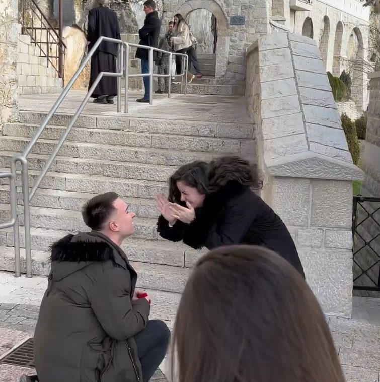 Pevač iz "Zvezda Granda" verio devojku na Ostrogu (VIDEO) 8 Screenshot 2025 01 30 165836