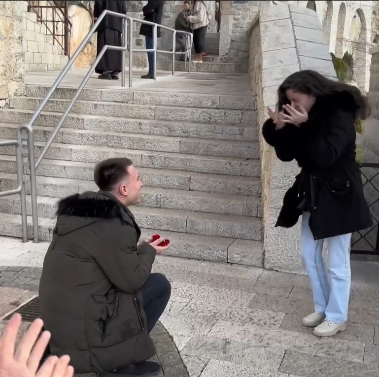 Pevač iz "Zvezda Granda" verio devojku na Ostrogu (VIDEO) 7 Screenshot 2025 01 30 165850