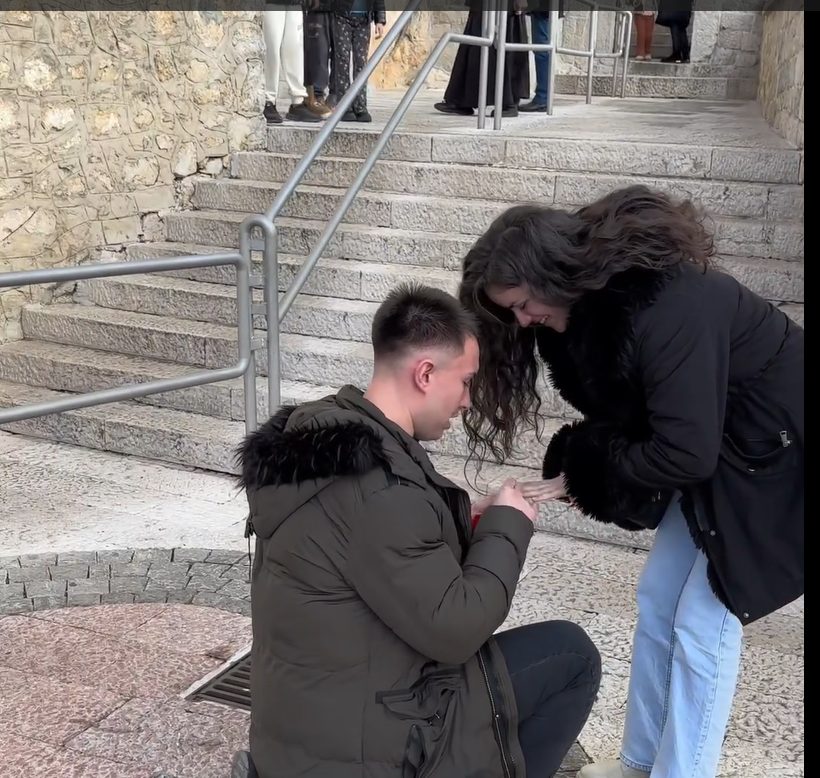 Pevač iz "Zvezda Granda" verio devojku na Ostrogu (VIDEO) 10 Screenshot 2025 01 30 165907