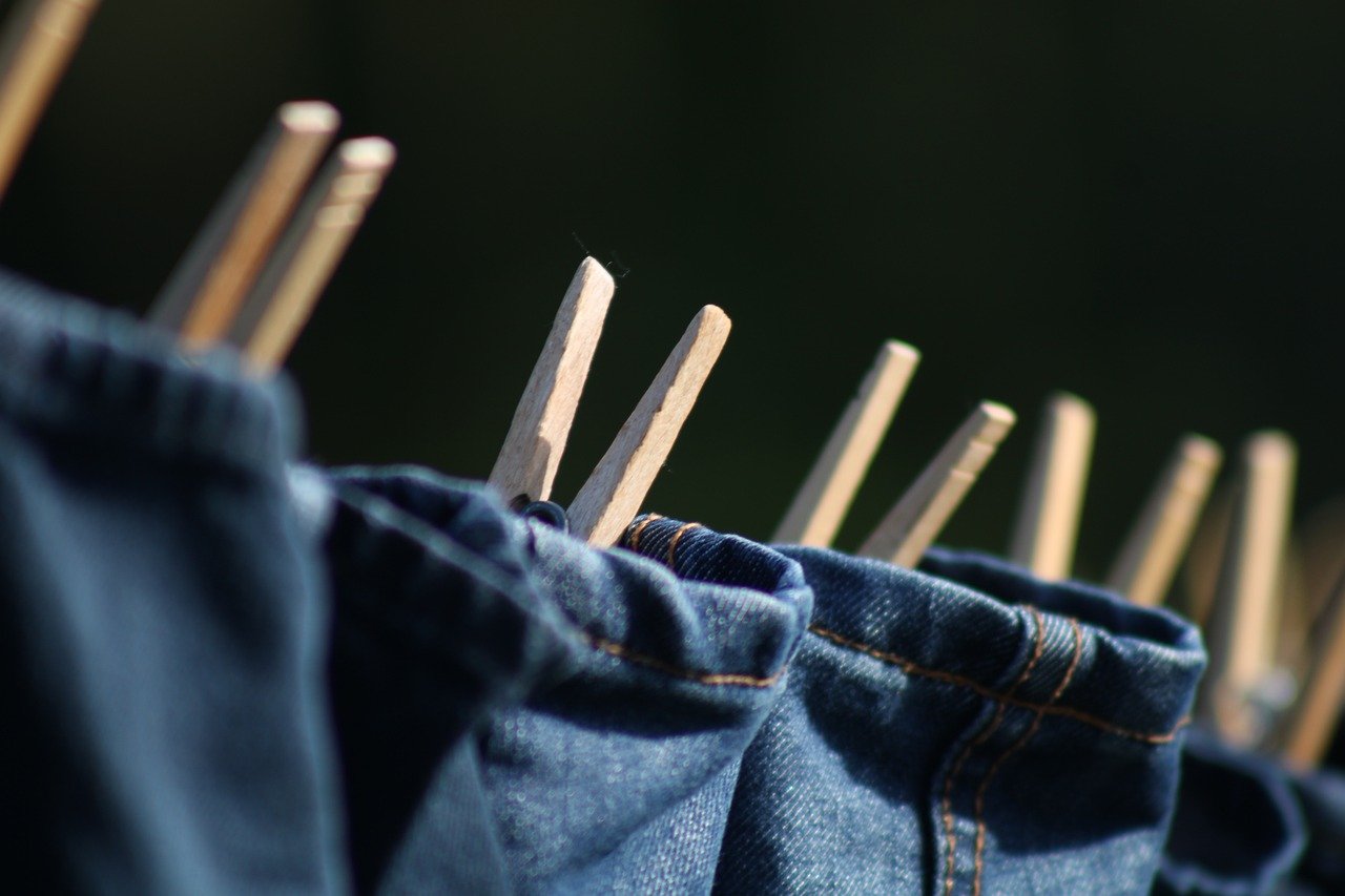 clothes pins 8281931 1280