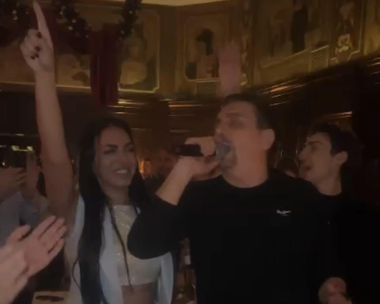 Neviđeni haos: Zvezda Granda zapevala u restoranu sa Kebom, ovo veče će se prepričavati VIDEO 7 image 2 1