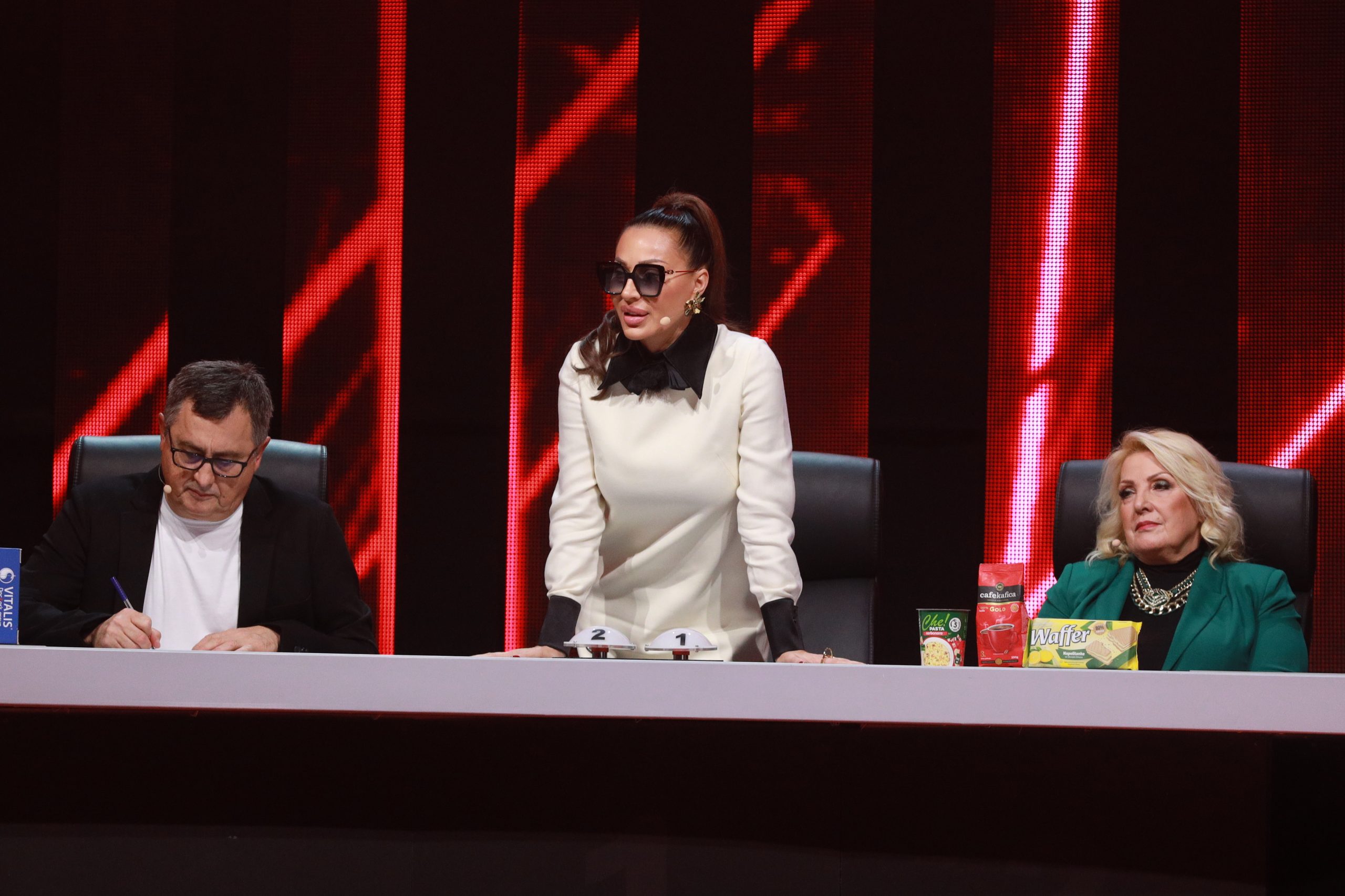 Polemika u ''Zvezdama Granda'': ''Patriotske pesme se ovako ne pevaju'' (VIDEO) 14 0A0A0404