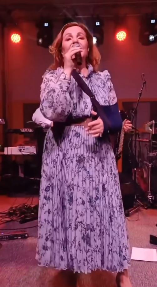 Ni povreda joj ne može ništa: Ana Bekuta nastupa sa slomljenom rukom (VIDEO) 6 2