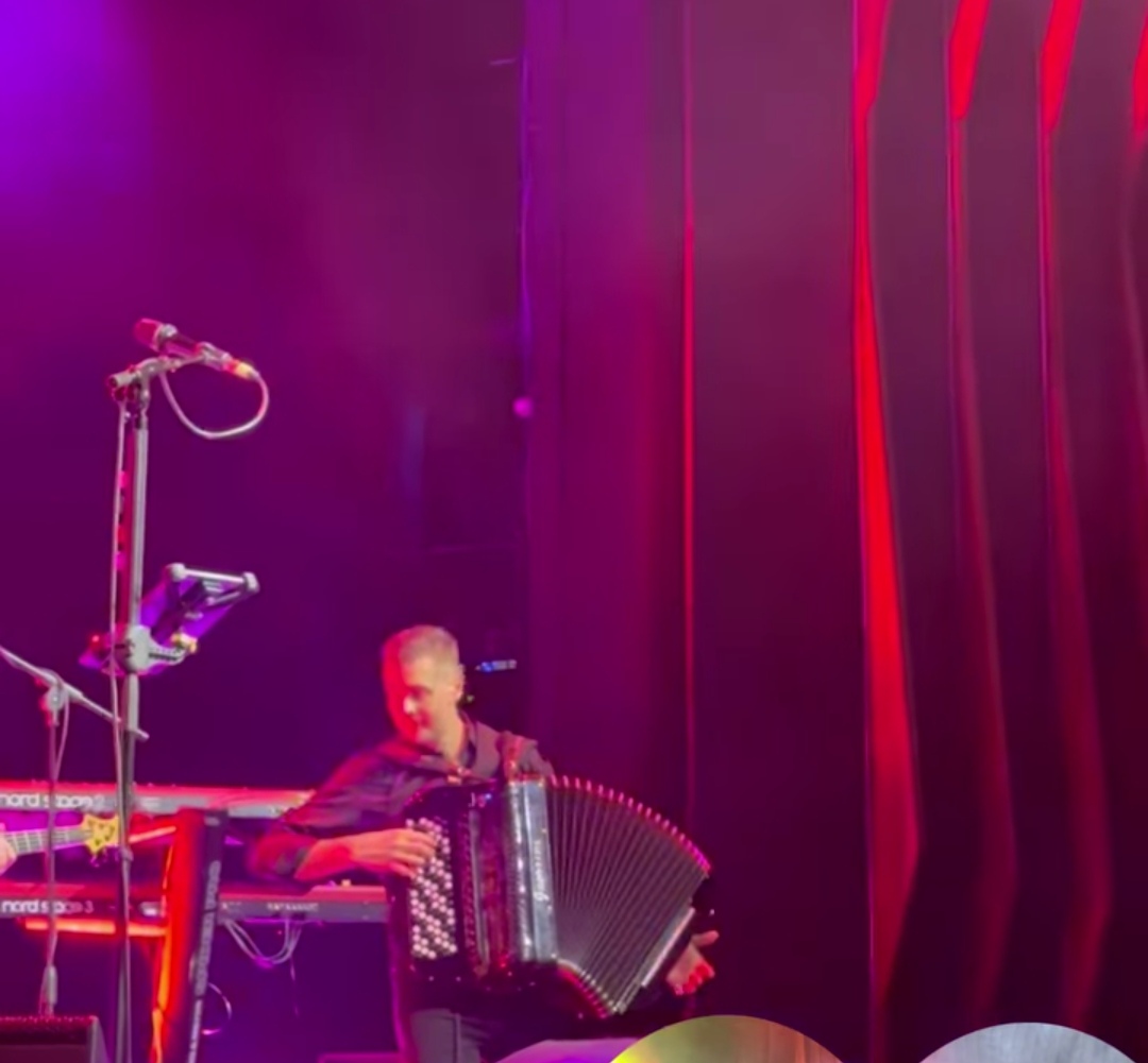 Šef orkestra "Nikad nije kasno" zapevao na Dženanovom koncertu, dobio zaslužene ovacije VIDEO 5 Joca Savic peva sa Dzenanom 4