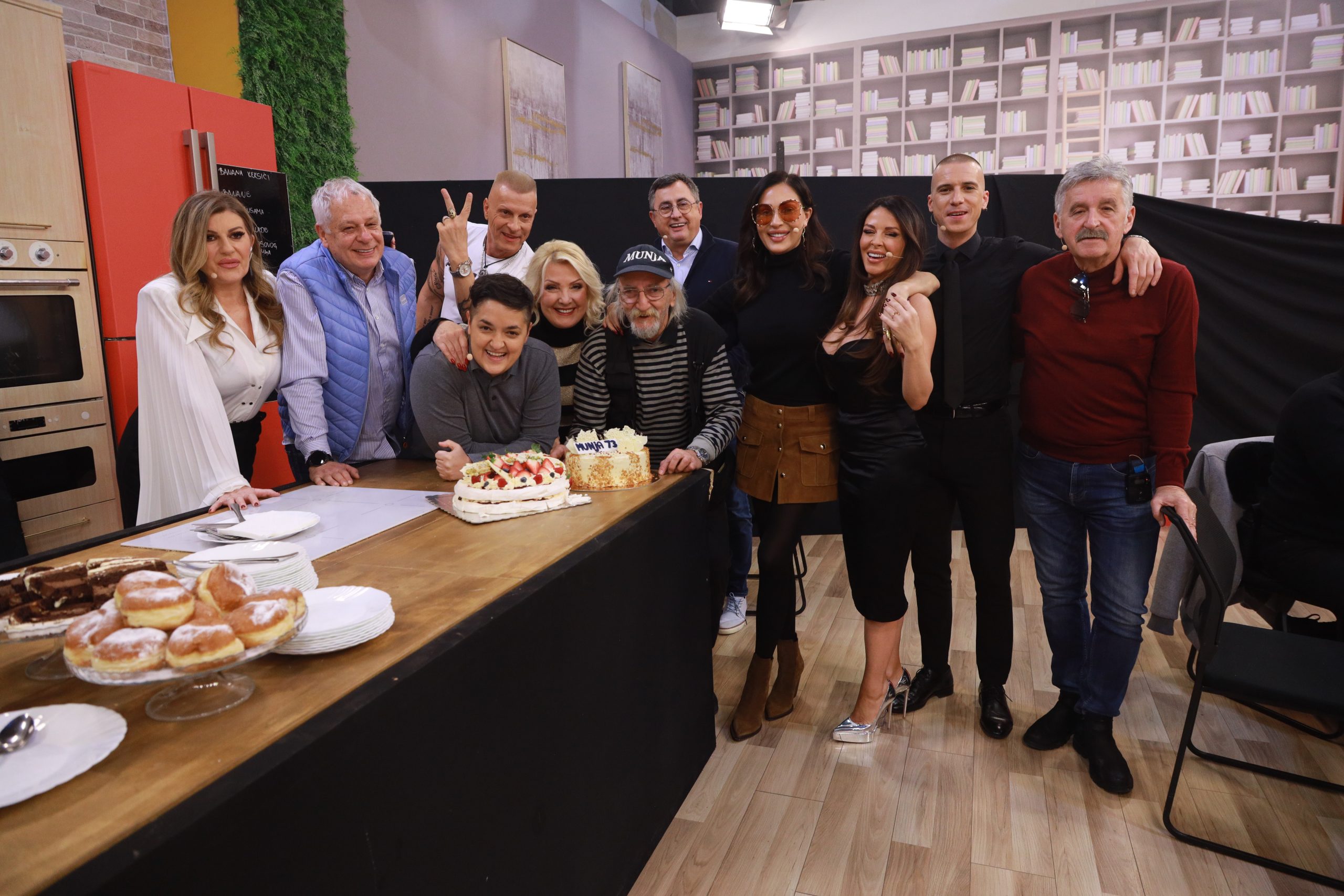 Slavlje na snimanju "Zvezda Granda": Viki Miljković priredila iznenađenje čuvenom estradnom fotografu VIDEO 6 Mun 3