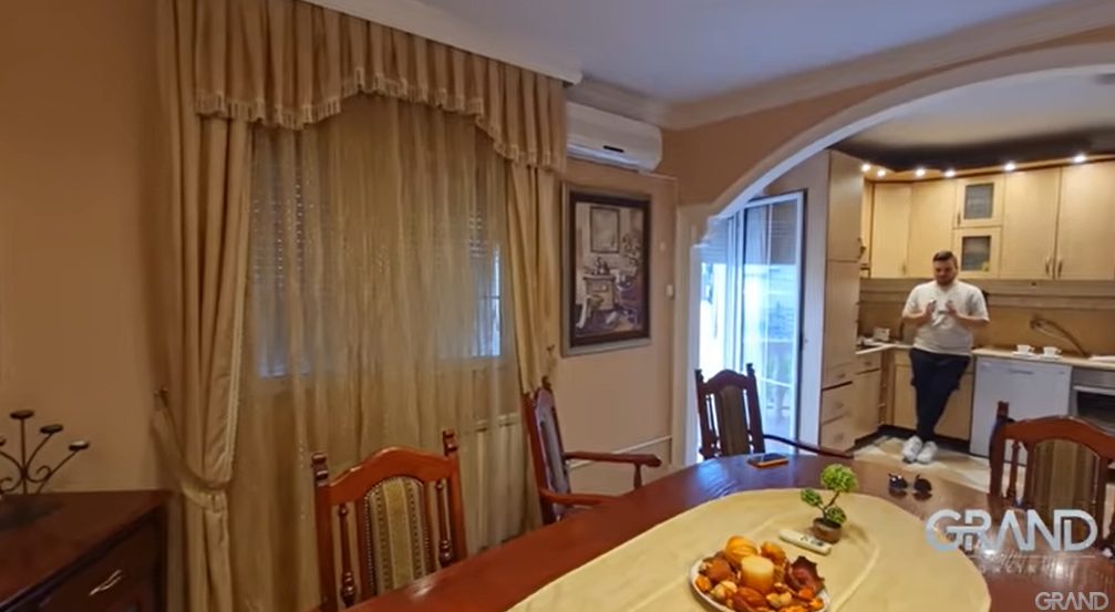 Stilski nameštaj i antikviteti iz celog sveta: Ovde živi ZVEZDA GRANDA kojoj su Marija Šerifović i Saša Popović promenili život (VIDEO) 10 Screenshot 2025 02 04 152127 1