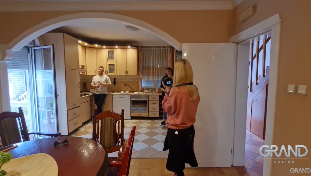 Stilski nameštaj i antikviteti iz celog sveta: Ovde živi ZVEZDA GRANDA kojoj su Marija Šerifović i Saša Popović promenili život (VIDEO) 5 Screenshot 2025 02 04 152226