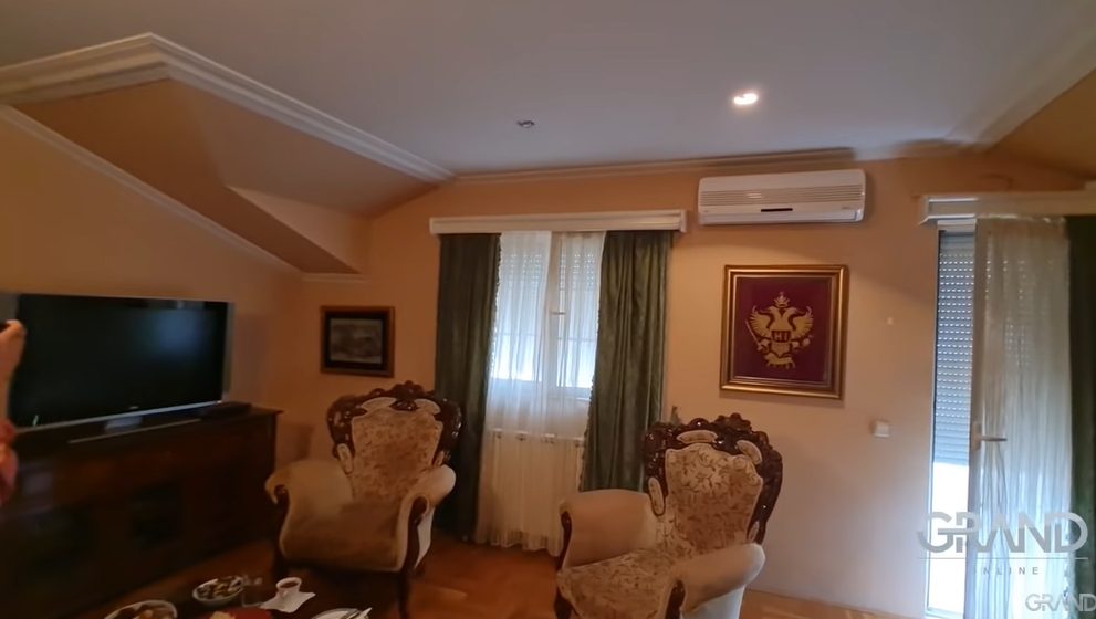 Stilski nameštaj i antikviteti iz celog sveta: Ovde živi ZVEZDA GRANDA kojoj su Marija Šerifović i Saša Popović promenili život (VIDEO) 8 Screenshot 2025 02 04 152233 1