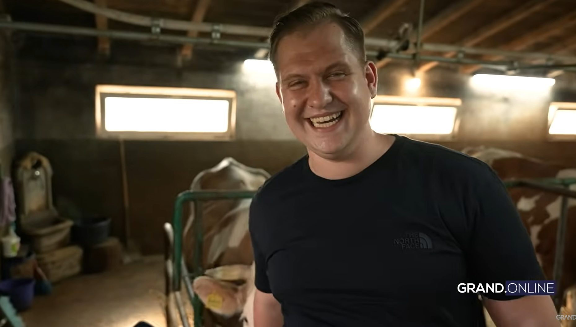 Zvezda Granda poseduje bogatu farmu, danju muze krave, uveče peva (VIDEO) 9 Screenshot 2025 02 11 193942