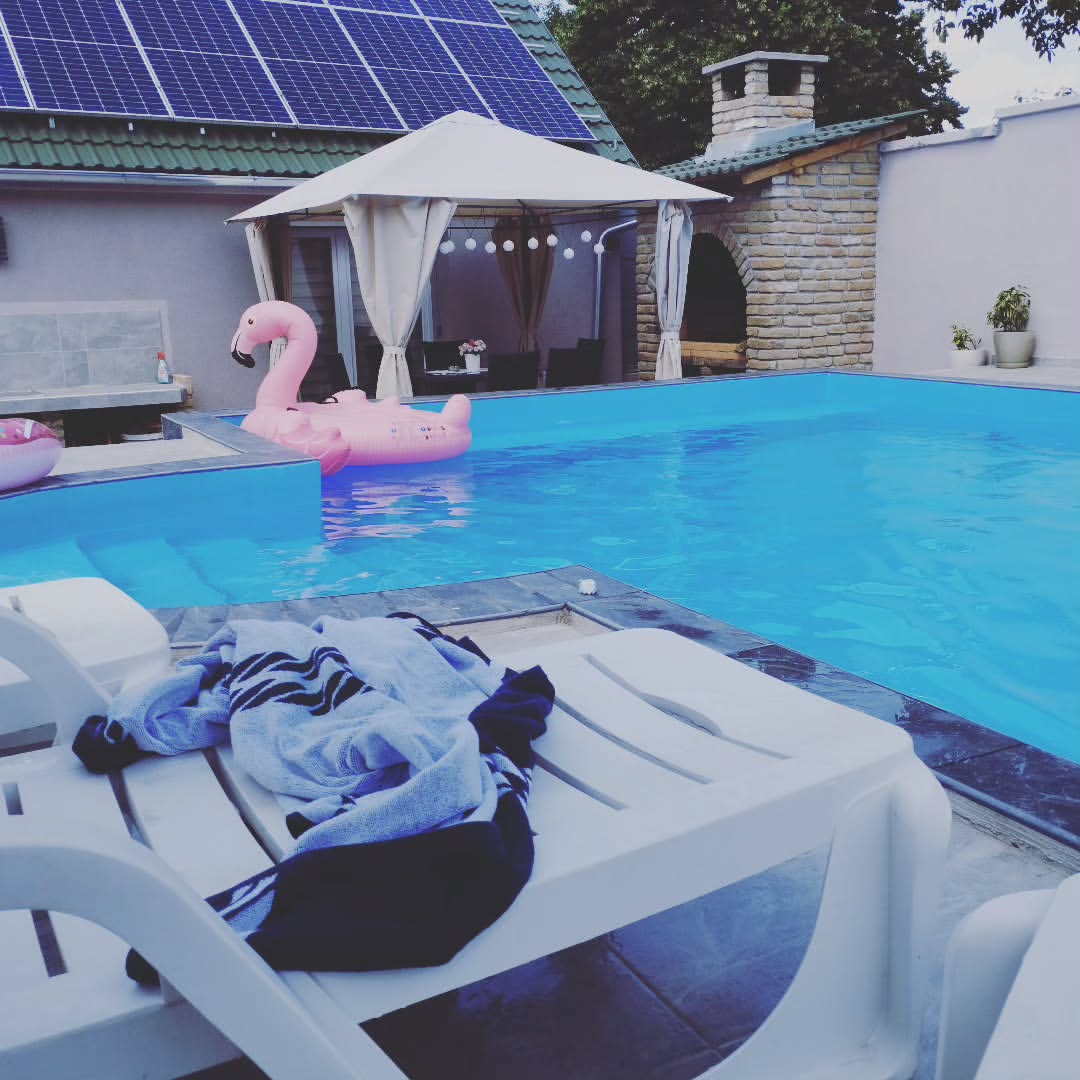 Solarni paneli, bazen u dvorištu, a u bašti organsko povrće: Pevačica rentira nesvakidašnju vilu 6 Snapinst.app 358353144 242873205216182 5606189450941087250 n 1080