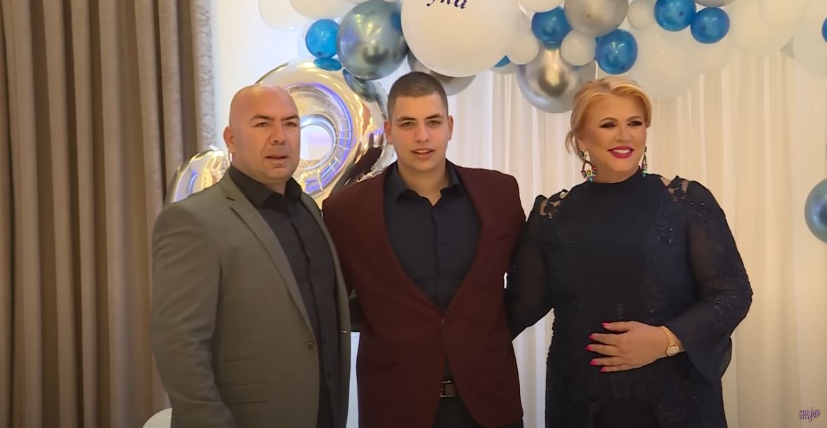 Nikad objavljena fotografija sa Ćaninog venčanja: Evo kako je pevačica izgledala u venčanici (FOTO) 6 cana sa muzem i sinom