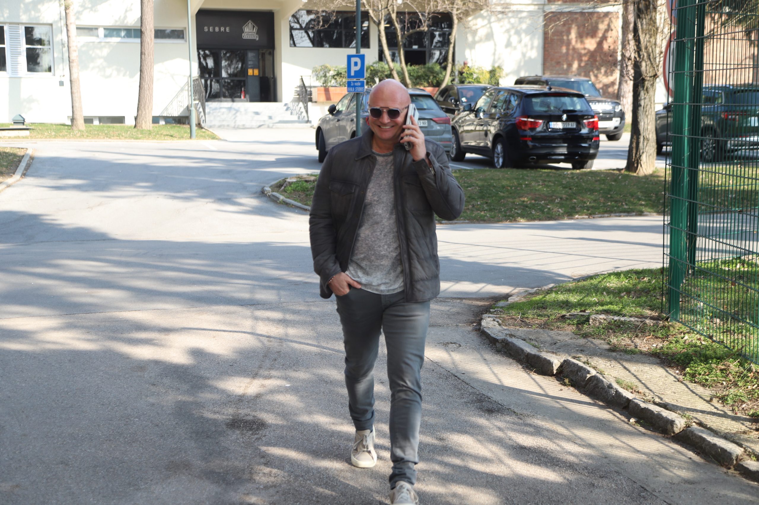 Direktor stigao u "Grand", novinari ga okupirali (VIDEO) 7 mili 2 1