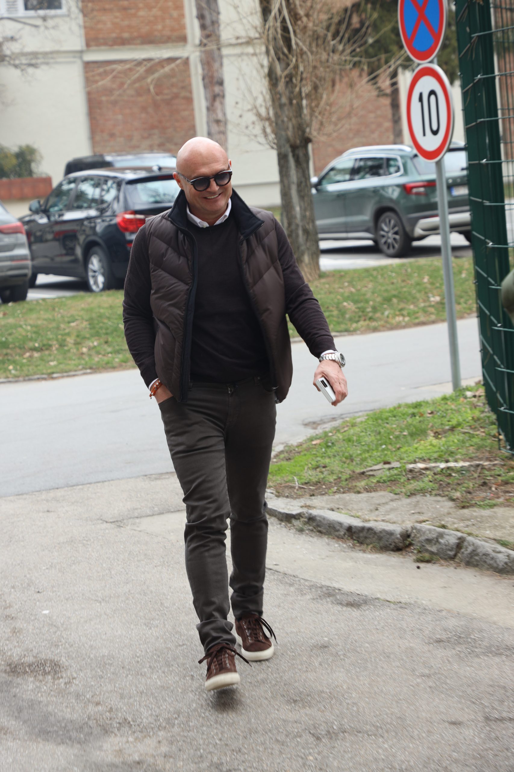Autfit kao sa naslovne strane modnog časopisa: Mili ponovo dominira stajlingom (VIDEO) 6 mili dolazak 2