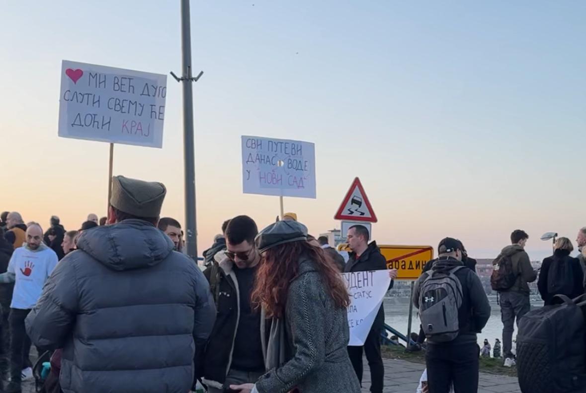 Kako je jedna reč Darka Lazića postala glavna parola protesta u Srbiji (VIDEO) 7 protest novi sad 1
