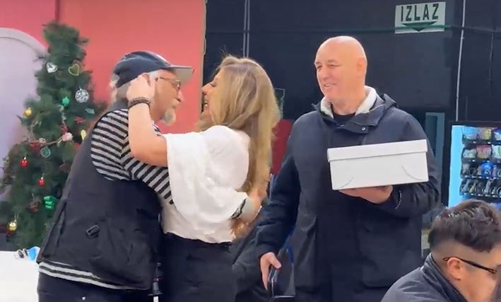 Slavlje na snimanju "Zvezda Granda": Viki Miljković priredila iznenađenje čuvenom estradnom fotografu VIDEO 5 viki