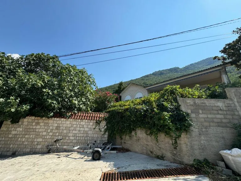 Ovde ste sigurno prošli bar jednom, a ne znate da je ovo kuća Nede Ukraden 7 vila nede ukraden u crnoj gori