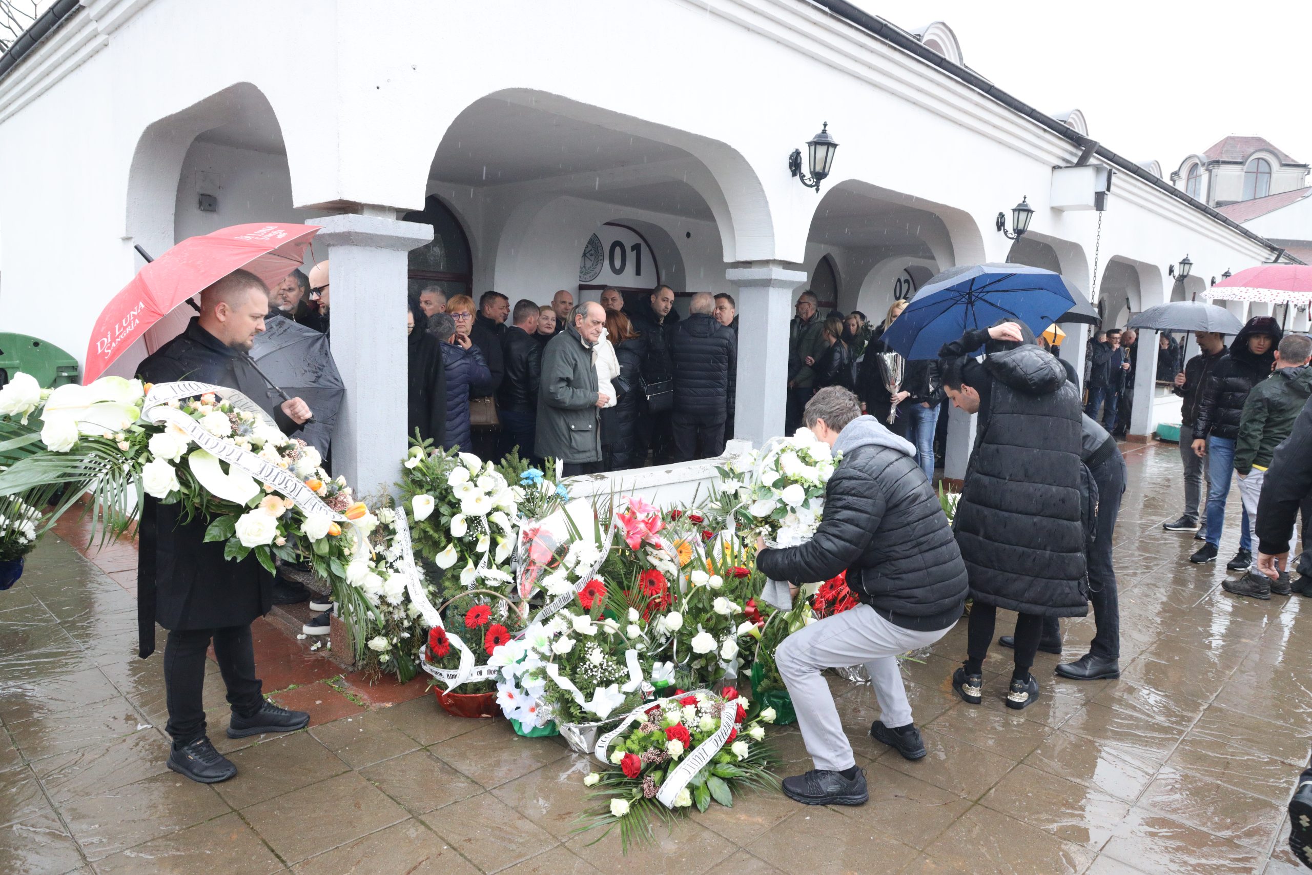 Svi detalji sahrane Vladice Miljkovića: Neutešna Viki lila suze za bratom (VIDEO) 15 0A0A0120 1