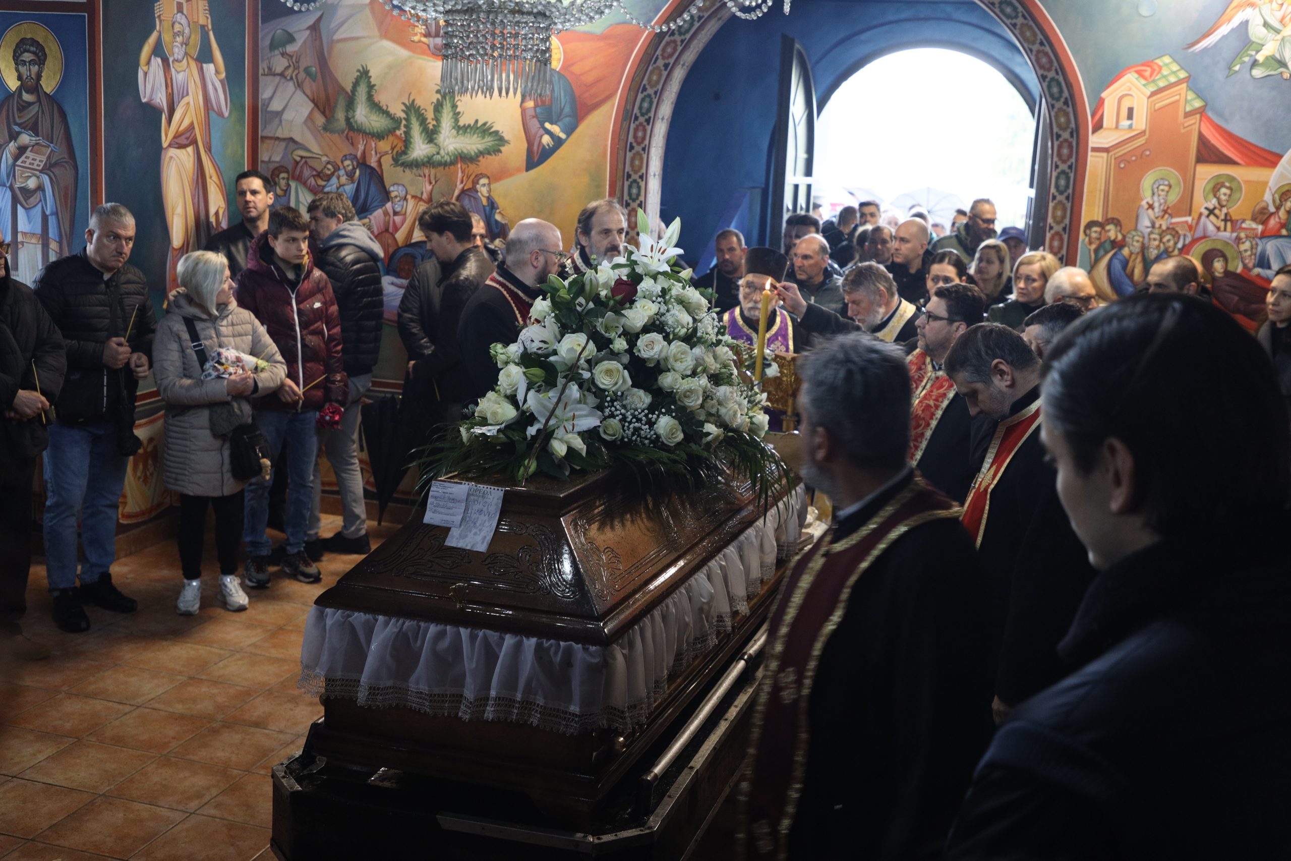Svi detalji sahrane Vladice Miljkovića: Neutešna Viki lila suze za bratom (VIDEO) 11 0A0A0134