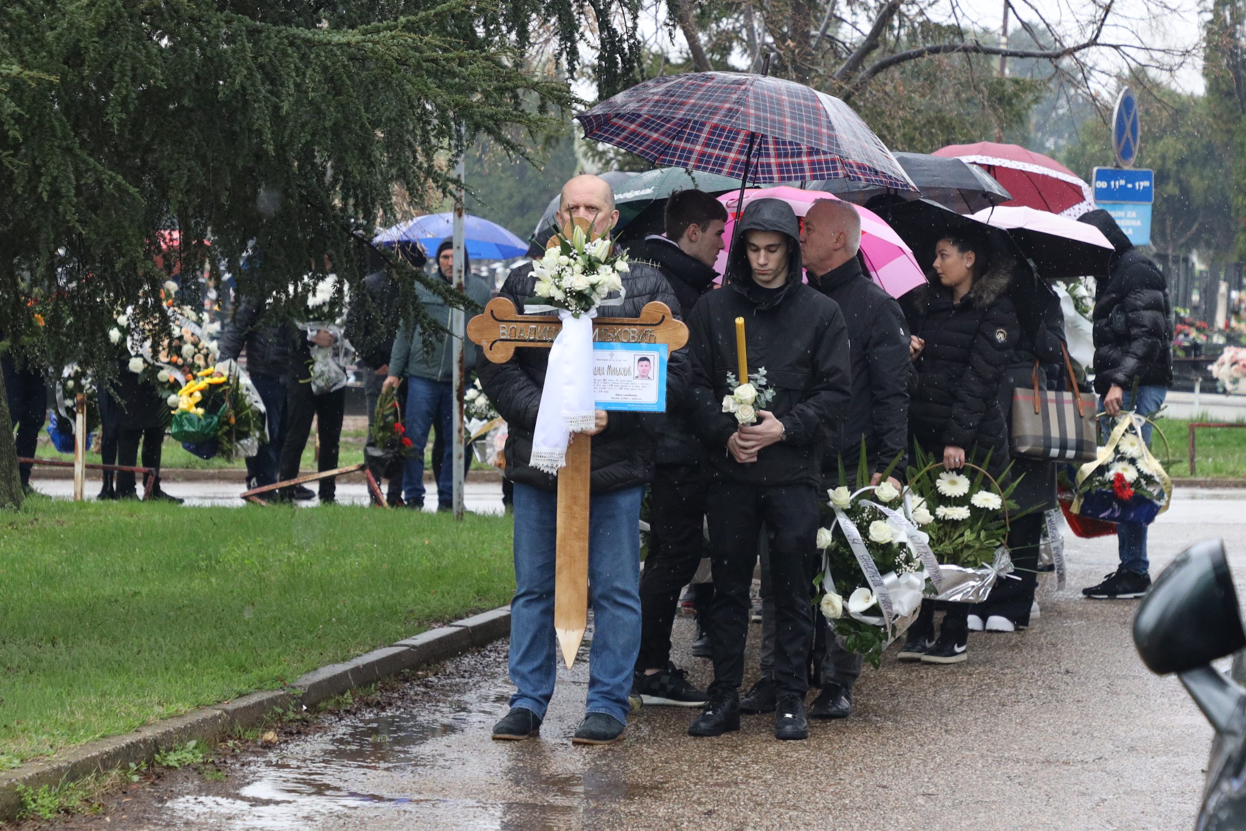 Svi detalji sahrane Vladice Miljkovića: Neutešna Viki lila suze za bratom (VIDEO) 13 0A0A0170