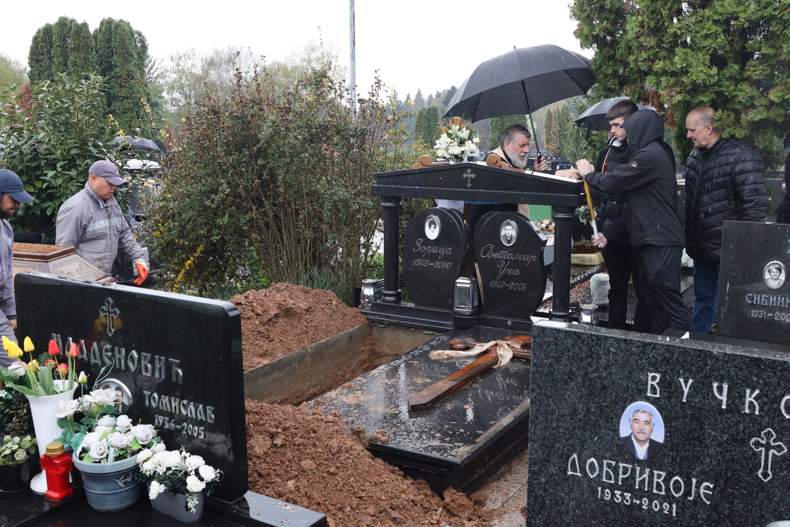 Svi detalji sahrane Vladice Miljkovića: Neutešna Viki lila suze za bratom (VIDEO) 14 0A0A0176