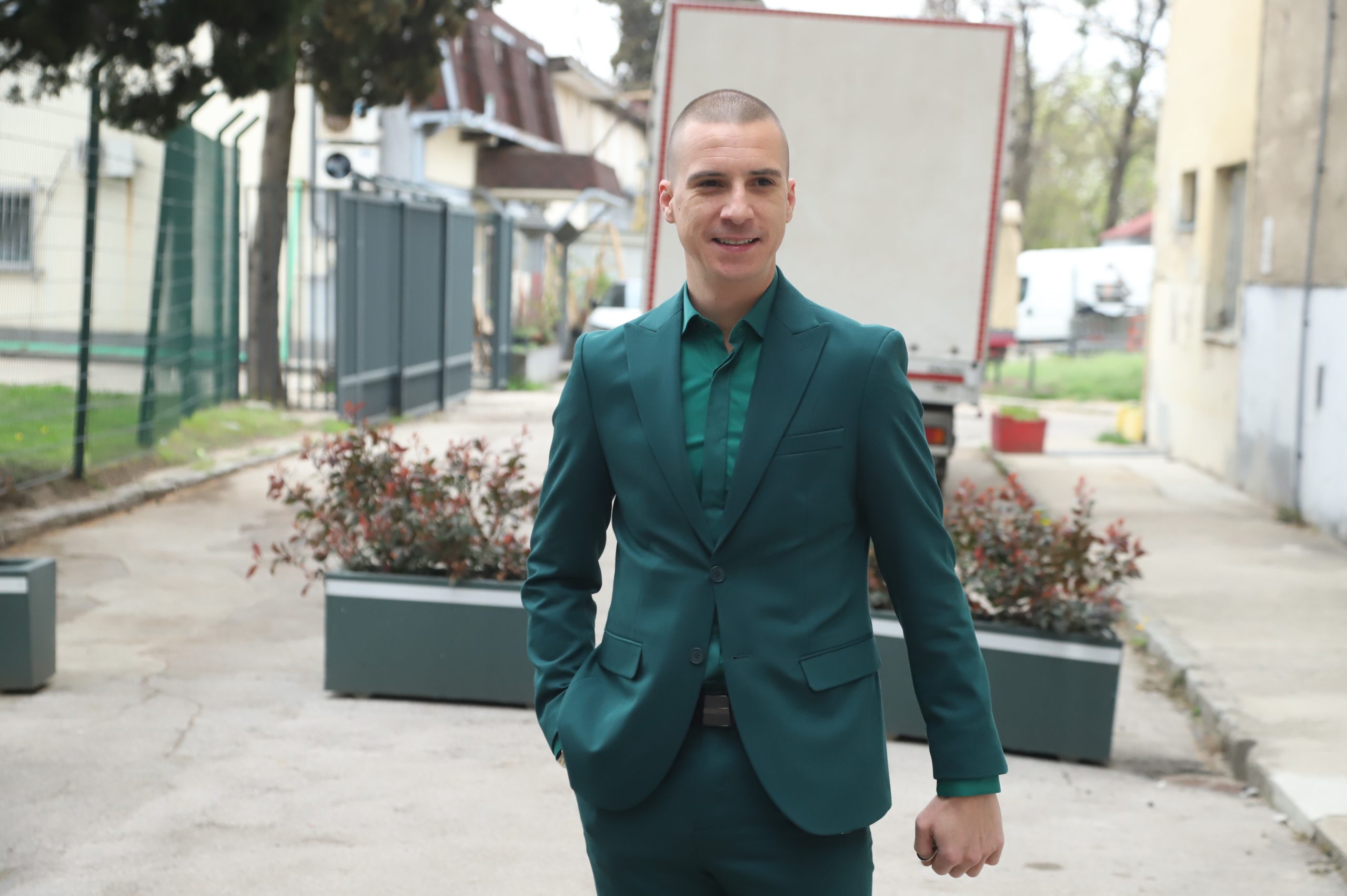 Zeleni stajling Milana Mitrovića: Kombinacija koja je samo za najhrabrije FOTO 7 IMG 7727