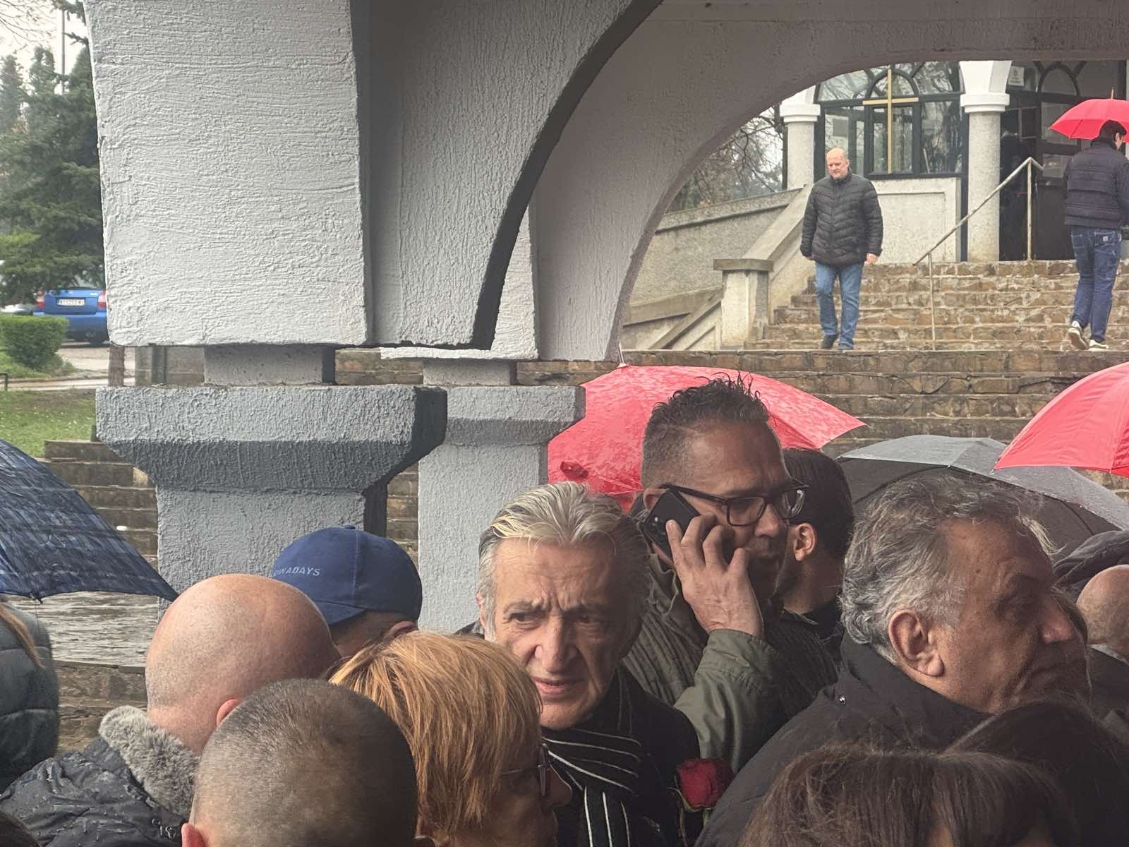 Proslavljeni harmonikaš se pojavio na sahrani Vladice Miljkovića: Oprostio se od kolege u tišini (VIDEO) 6 IMG 8119 1