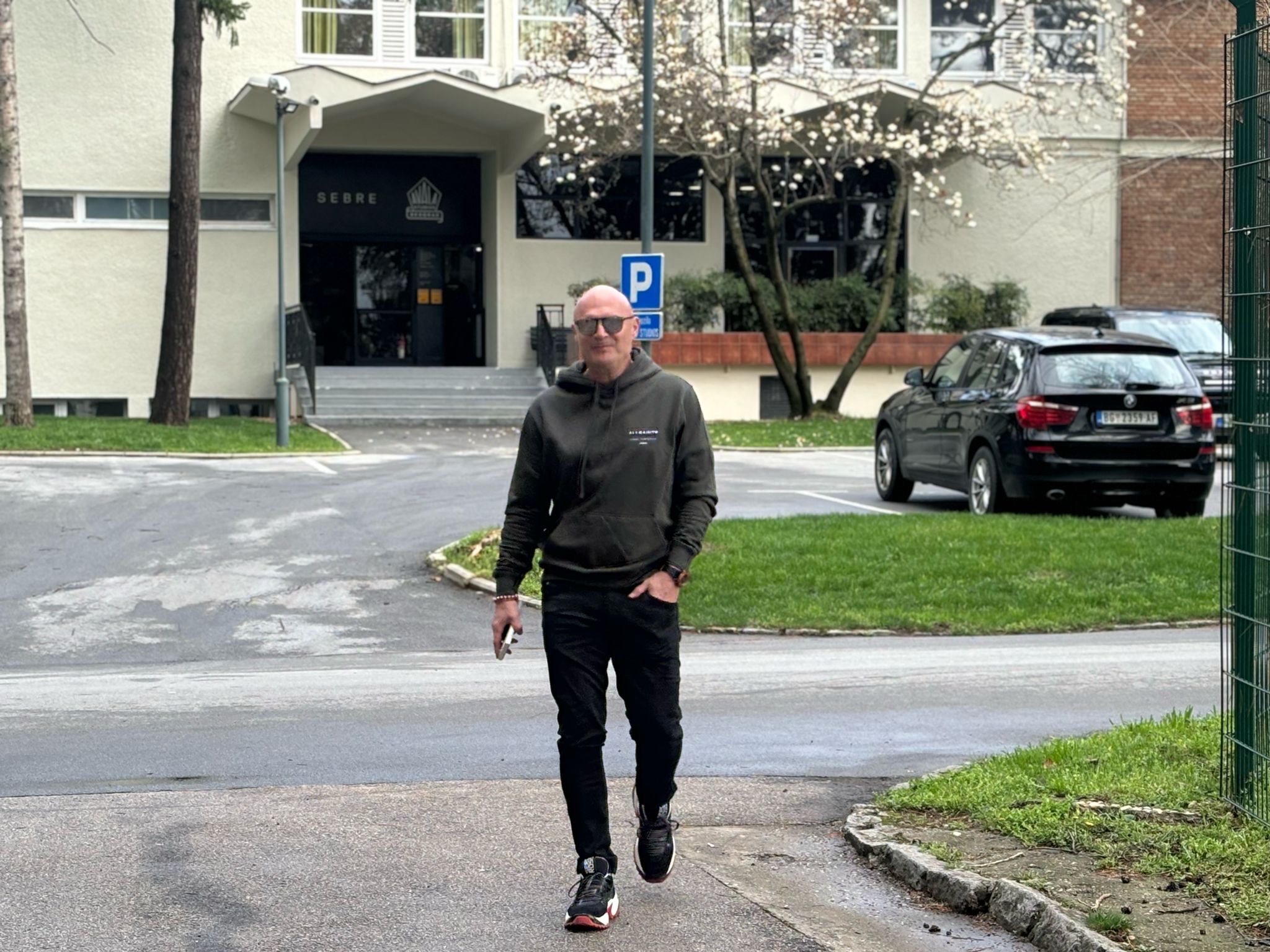 Naizgled obično, a tako moderno: Mili pokazao kako da u duksu izgledate top FOTO 5 Mili 4