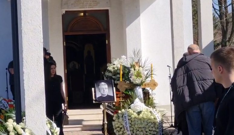 Sanja Kužet nema od bola na sahrani Saši Popoviću, poslednji put se oprostila od čoveka koji joj je najviše pomogao 7 Screenshot 2025 03 06 131135